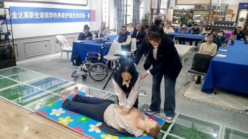 高端陪护方案：为失能老人提供全面照护的保障
