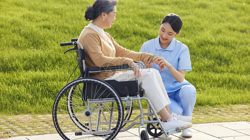 智慧养老摄像头镜头材质：玻璃与树脂的较量
