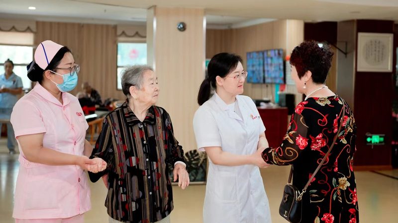 护工与护士：职业路径的差异化探索