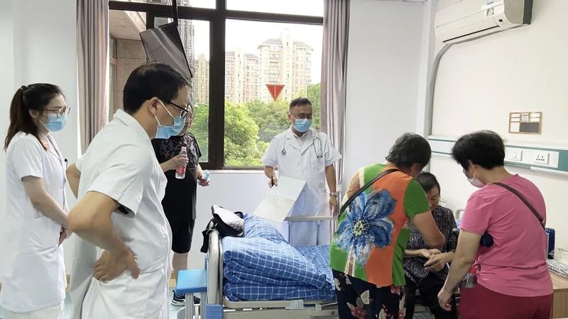 目前市场上常见的卫生间防滑地面改造材料主要有以下几种：